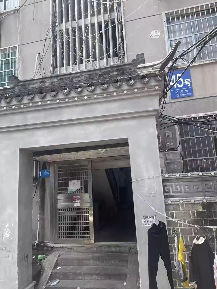 （7.2折 市中心老破?。┗埑厣鐓^(qū)法拍房015號(hào)棟103號(hào)房屋